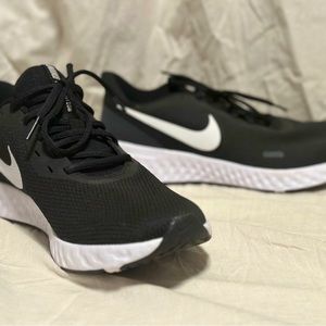 Nike women’s revolution 5 never worn